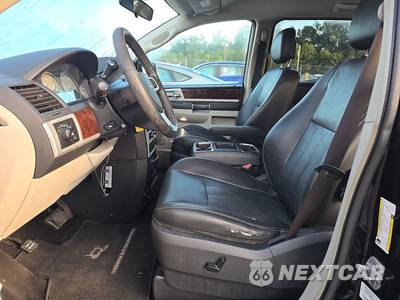 2010 Chrysler Town & Country Touring Plus 121.2" WB - zdjęcie 7 z 38 - miniatura