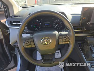 2025 Toyota Sienna LE 8-Passenger 120.5" WB - zdjęcie 10 z 25 - miniatura