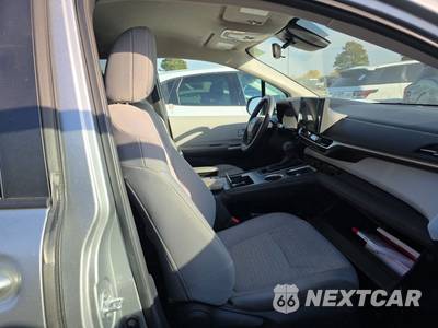 2025 Toyota Sienna LE 8-Passenger 120.5" WB - zdjęcie 8 z 25 - miniatura