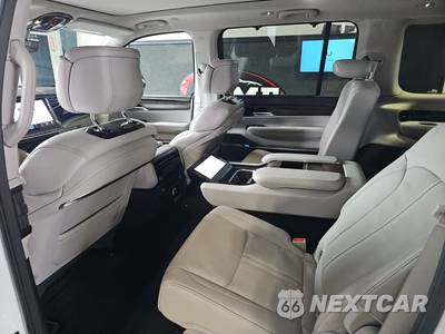 2023 Jeep Grand Wagoneer - zdjęcie 13 z 19 - miniatura