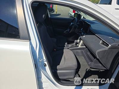 2025 Toyota Corolla Cross LE - zdjęcie 8 z 38 - miniatura