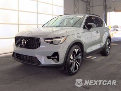 2024 Volvo XC40 B5 Ultimate Dark Theme