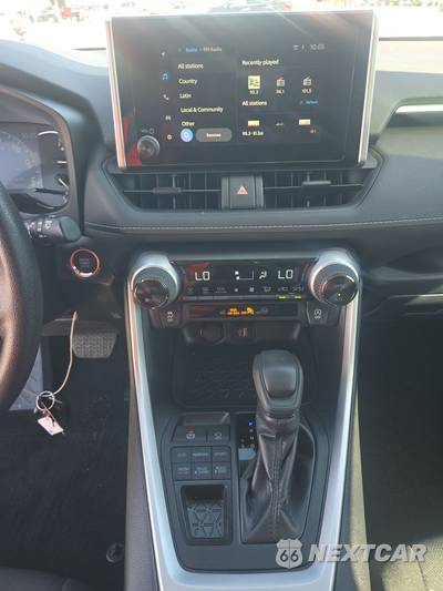 2025 Toyota RAV4 XLE - zdjęcie 11 z 23 - miniatura