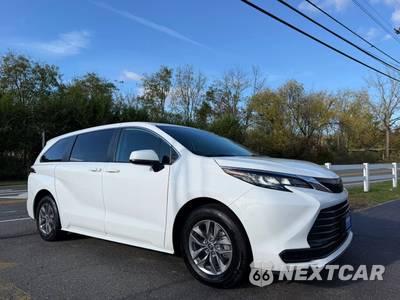 2022 Toyota Sienna LE 8-Passenger 120.5" WB