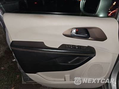 2018 Chrysler Pacifica Touring L 121.6" WB - zdjęcie 9 z 29 - miniatura