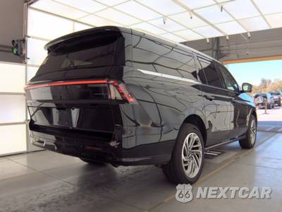 2026 Lincoln Navigator L Reserve - zdjęcie 4 z 20 - miniatura