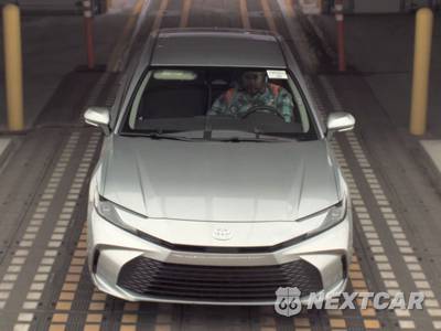 2025 Toyota Camry LE - zdjęcie 2 z 26 - miniatura