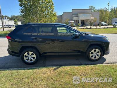 2025 Toyota RAV4 LE - zdjęcie 4 z 45 - miniatura
