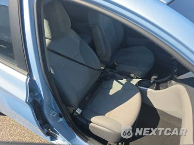 2014 Hyundai Accent GS Hatchback - zdjęcie 8 z 17 - miniatura