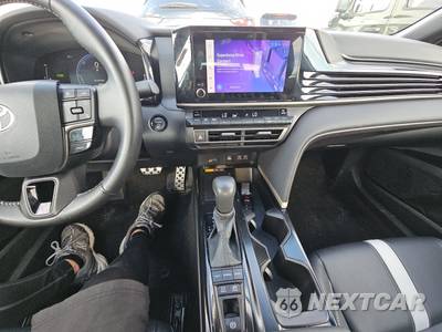 2025 Toyota Camry SE - zdjęcie 11 z 36 - miniatura