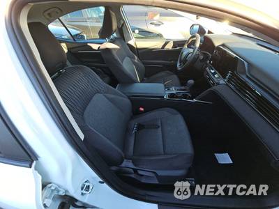 2025 Toyota Camry LE - zdjęcie 8 z 29 - miniatura