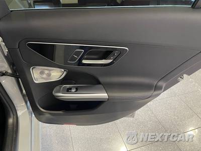 2025 Mercedes-Benz C 300 4MATIC - zdjęcie 43 z 52 - miniatura