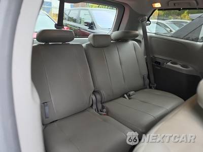 2019 Toyota Sienna LE 8-Passenger 119.3" WB - zdjęcie 17 z 26 - miniatura