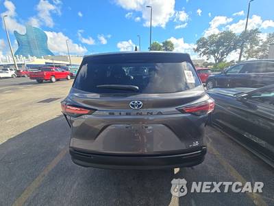 2021 Toyota Sienna LE 8-Passenger 120.5" WB - zdjęcie 5 z 41 - miniatura