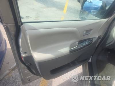2017 Toyota Sienna XLE Premium 7-Passenger 119.3" WB - zdjęcie 9 z 18 - miniatura
