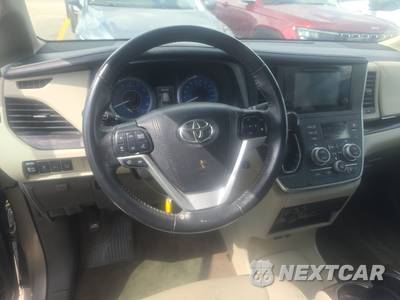 2017 Toyota Sienna XLE Premium 7-Passenger 119.3" WB - zdjęcie 10 z 18 - miniatura