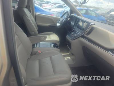 2017 Toyota Sienna XLE Premium 7-Passenger 119.3" WB - zdjęcie 8 z 18 - miniatura