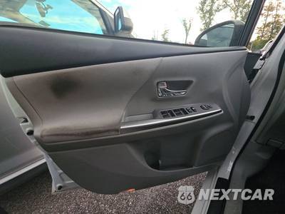 2015 Toyota Prius v Three - zdjęcie 21 z 43 - miniatura