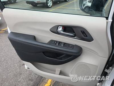 2024 Chrysler Pacifica Touring L 121.6" WB - zdjęcie 9 z 28 - miniatura