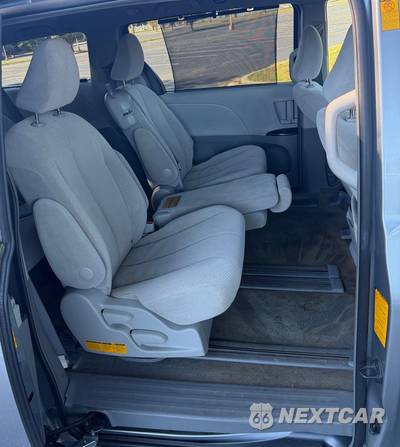 2013 Toyota Sienna LE 8-Passenger 119.3" WB - zdjęcie 10 z 16 - miniatura