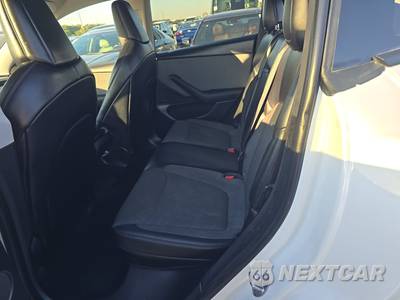 2026 Tesla Model Y Standard - zdjęcie 13 z 33 - miniatura