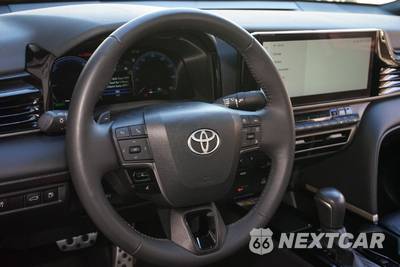 2025 Toyota Camry XSE - zdjęcie 11 z 30 - miniatura