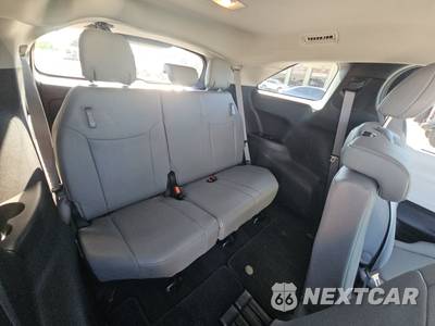 2025 Toyota Sienna XLE 8-Passenger 120.5" WB - zdjęcie 14 z 24 - miniatura