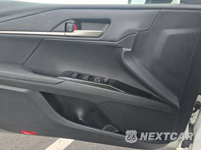 2025 Toyota Camry SE - zdjęcie 9 z 30 - miniatura