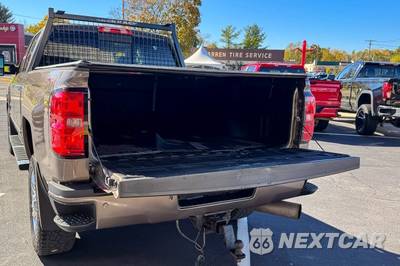 2015 Chevrolet Silverado 2500HD High Country Crew Cab Medium Bed 3LZ w/Built-In Wi-Fi - zdjęcie 23 z 66 - miniatura