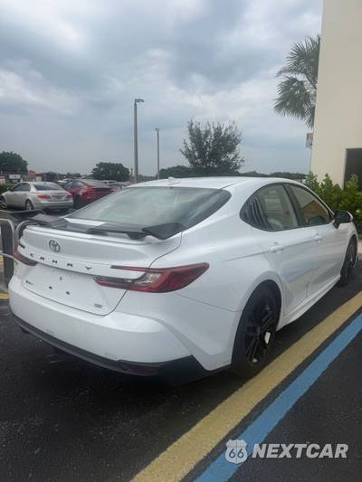 2025 Toyota Camry SE - zdjęcie 3 z 8 - miniatura