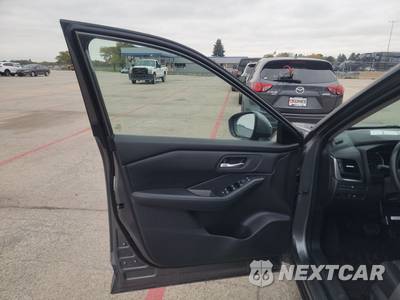 2025 Nissan Rogue SV - zdjęcie 9 z 18 - miniatura