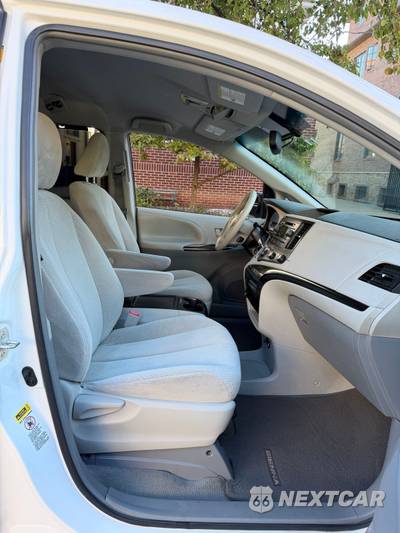 2012 Toyota Sienna LE 8-Passenger 119.3" WB - zdjęcie 32 z 36 - miniatura