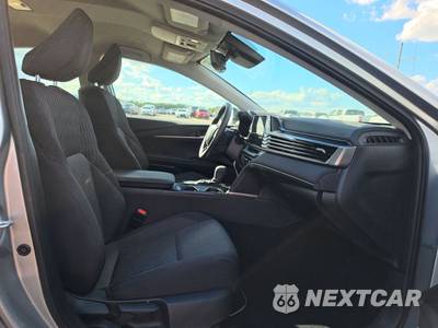 2025 Toyota Camry LE - zdjęcie 8 z 27 - miniatura