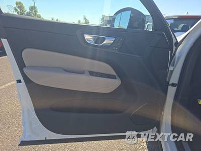2026 Volvo XC60 B5 Plus - zdjęcie 9 z 27 - miniatura