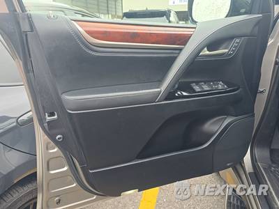 2019 Lexus LX 570 Three-Row - zdjęcie 9 z 19 - miniatura