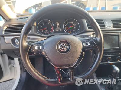 2017 Volkswagen Passat 1.8T R-Line w/Comfort Pkg - zdjęcie 10 z 32 - miniatura