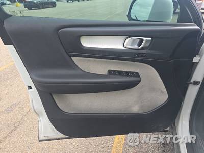 2020 Volvo XC40 T4 Momentum - zdjęcie 9 z 28 - miniatura