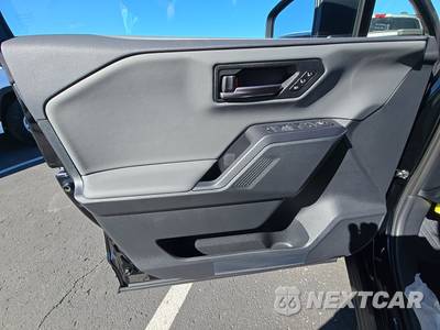 2026 Toyota RAV4 Plug-In Hybrid XSE - zdjęcie 15 z 27 - miniatura