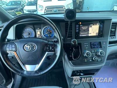 2015 Toyota Sienna XLE 8-Passenger 119.3" WB - zdjęcie 11 z 45 - miniatura