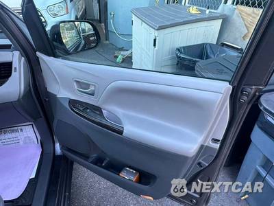 2015 Toyota Sienna XLE 8-Passenger 119.3" WB - zdjęcie 13 z 45 - miniatura