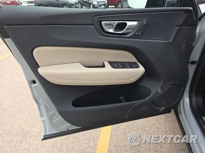 2026 Volvo XC60 B5 Plus - zdjęcie 9 z 30 - miniatura
