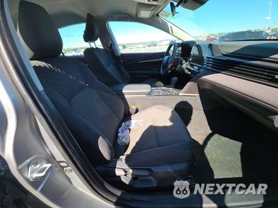 2025 Toyota Camry LE - zdjęcie 8 z 18 - miniatura