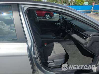 2025 Toyota Camry LE - zdjęcie 8 z 25 - miniatura
