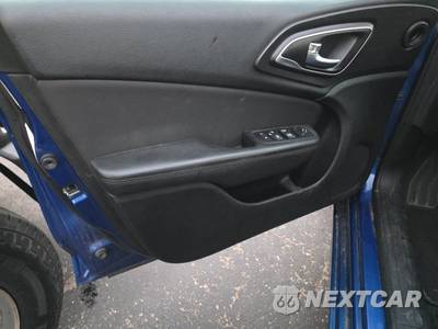 2015 Chrysler 200 Limited - zdjęcie 9 z 18 - miniatura