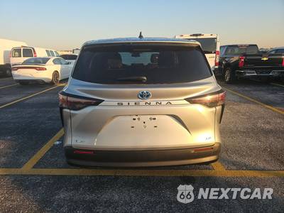 2025 Toyota Sienna LE 8-Passenger 120.5" WB - zdjęcie 5 z 30 - miniatura