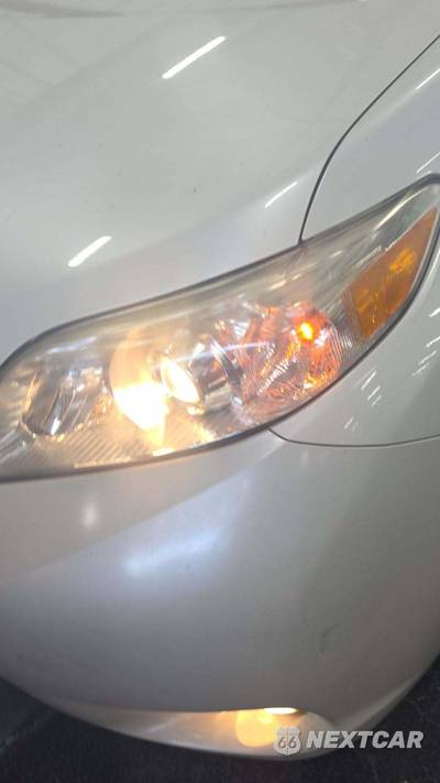 2015 Toyota Sienna XLE 8-Passenger 119.3" WB - zdjęcie 40 z 40 - miniatura