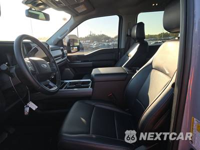 2025 Ford Super Duty F-250 Lariat Crew Cab Medium Bed - zdjęcie 7 z 21 - miniatura