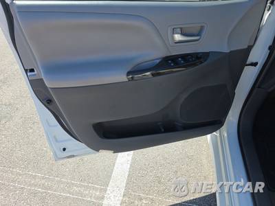 2019 Toyota Sienna XLE 8-Passenger 119.3" WB - zdjęcie 9 z 25 - miniatura
