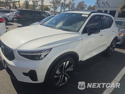 2024 Volvo XC40 B5 Ultimate Dark Theme