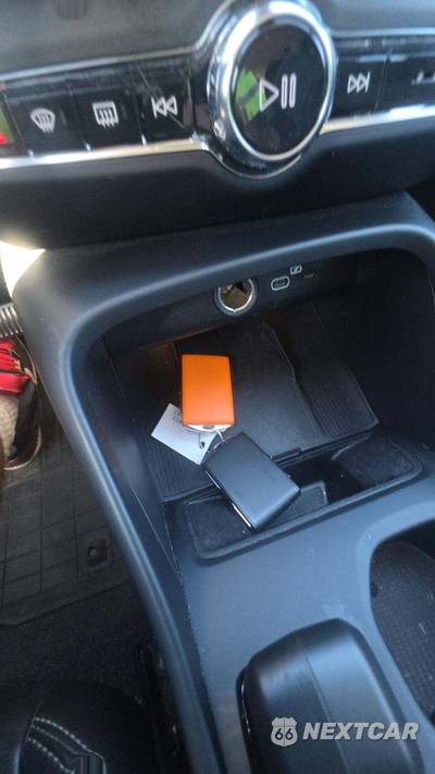 2024 Volvo XC40 B5 Core Dark Theme - zdjęcie 24 z 30 - miniatura